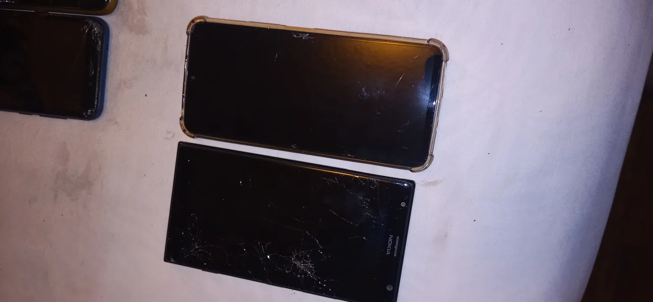 10 cell phones. some need screen repair. all for one price image indicator(4)