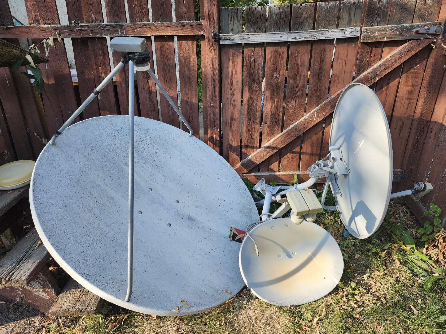television satellite dish and wire 🥕