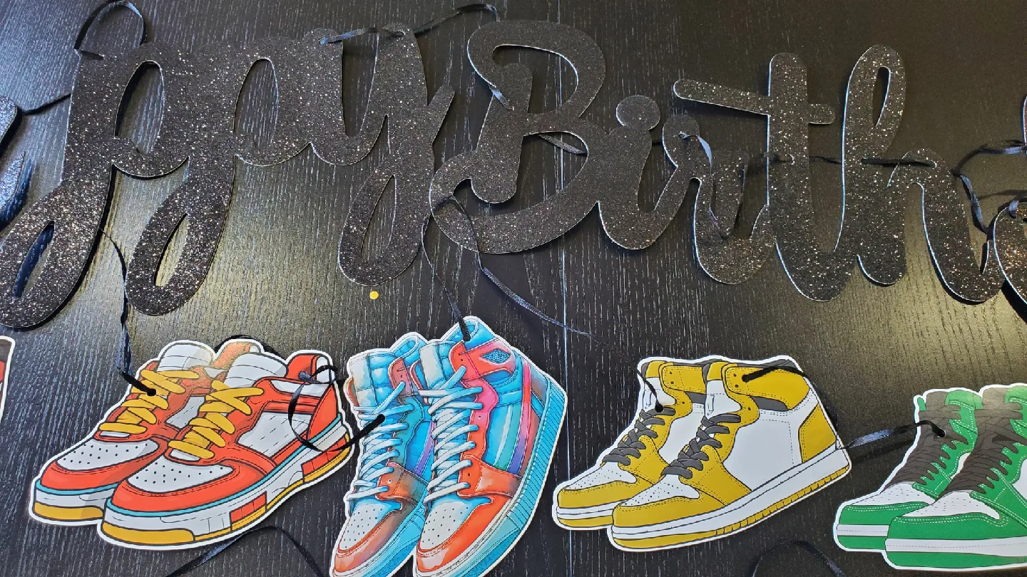 Sneaker Happy Birthday Banner & Centerpieces image indicator(6)