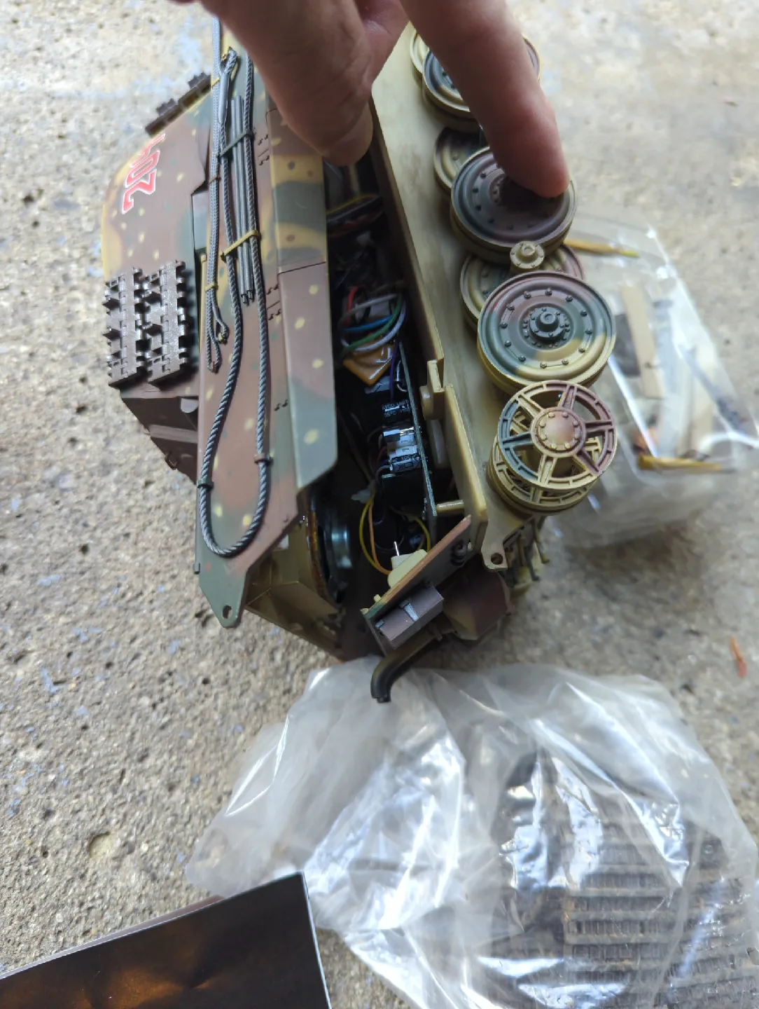 VSTANK 1/24 RC Battle Tank image indicator(3)