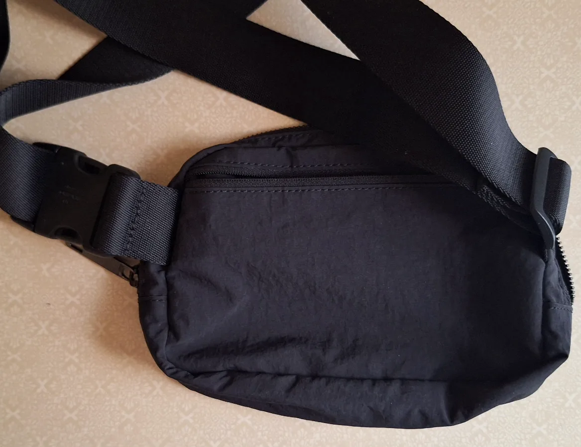 Lululemon Everywhere Belt Bag Black image indicator(3)