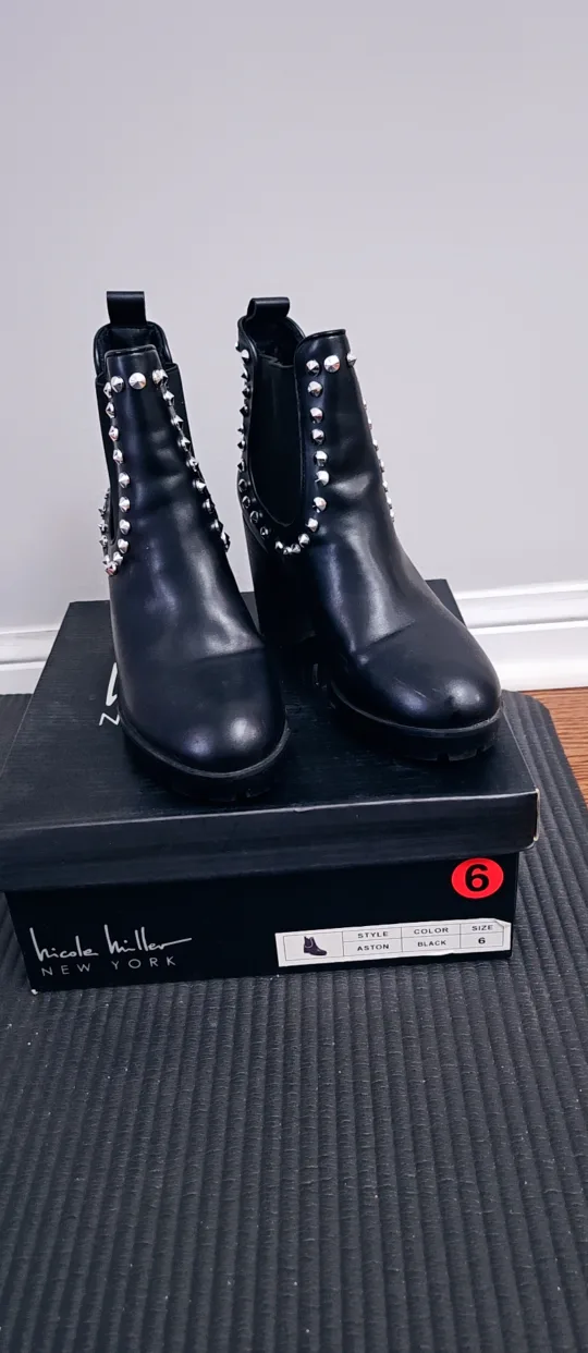 💫🖤Nicole Miller Black Ankle Boots - Size 6 image indicator(2)