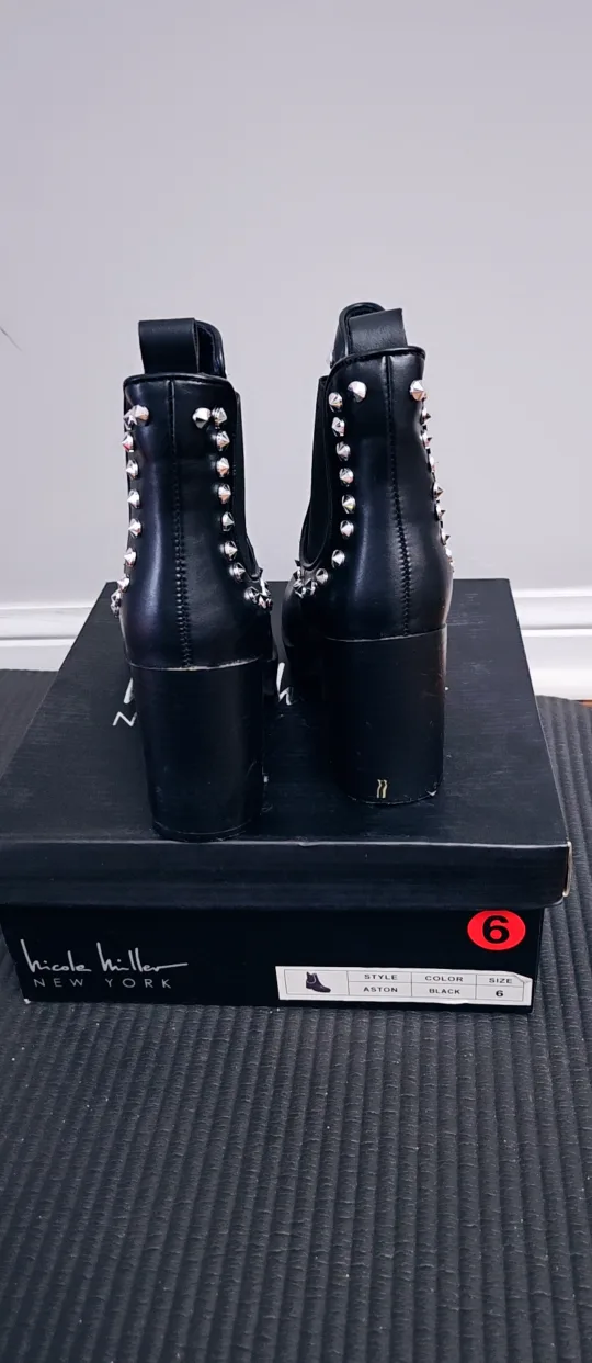 💫🖤Nicole Miller Black Ankle Boots - Size 6 image indicator(3)