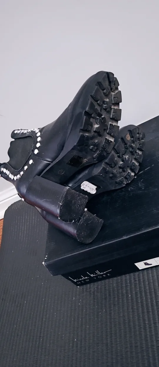 💫🖤Nicole Miller Black Ankle Boots - Size 6 image indicator(4)