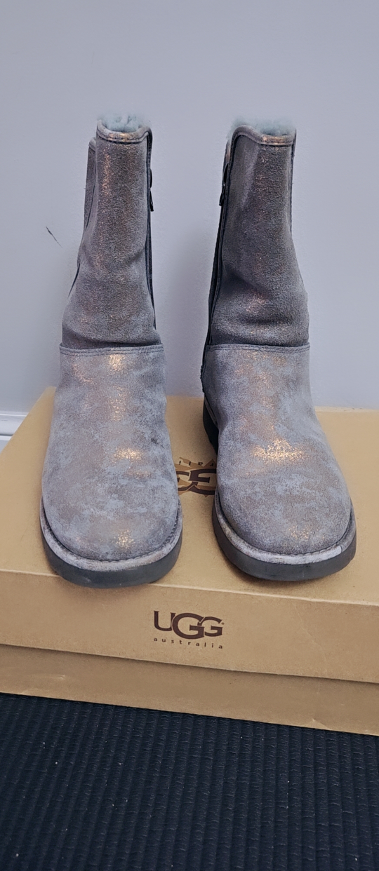 🩶💫🫶🖤UGG Australia Metallic Grey Boots, Size 6