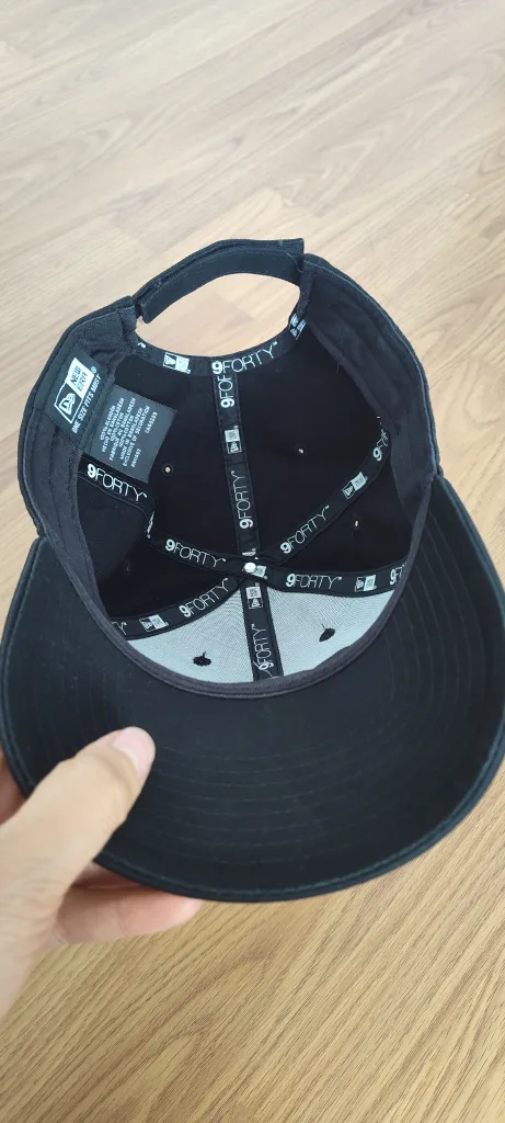 New Era 9FORTY Black Cap image indicator(4)