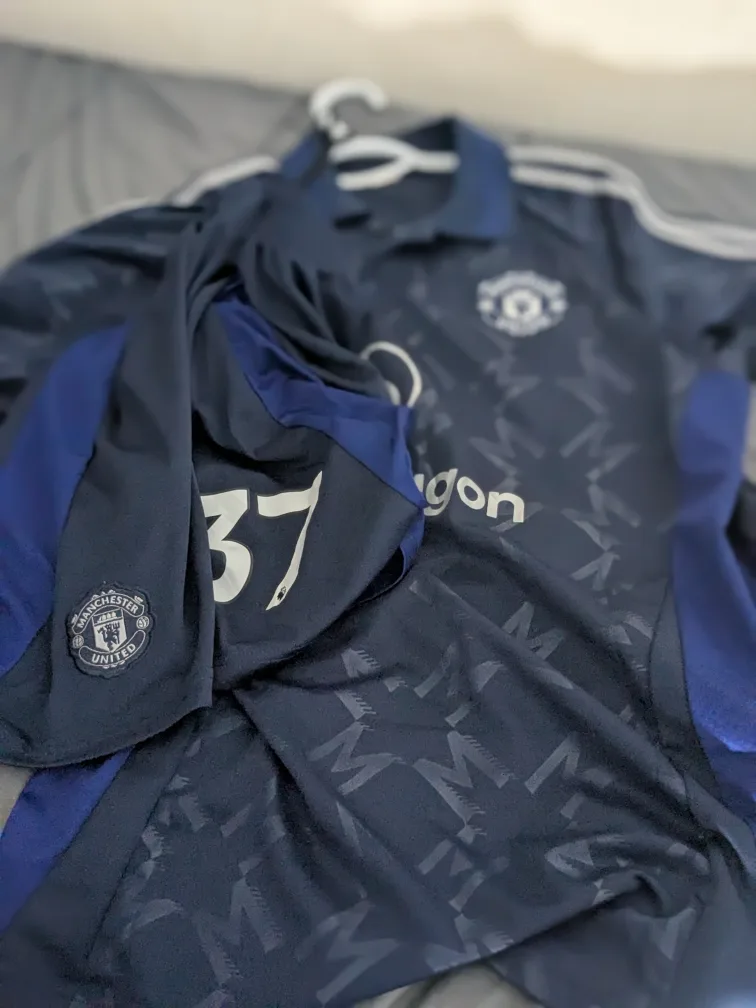 Manchester United  Away Jersey Mainoo #37 thumbnail