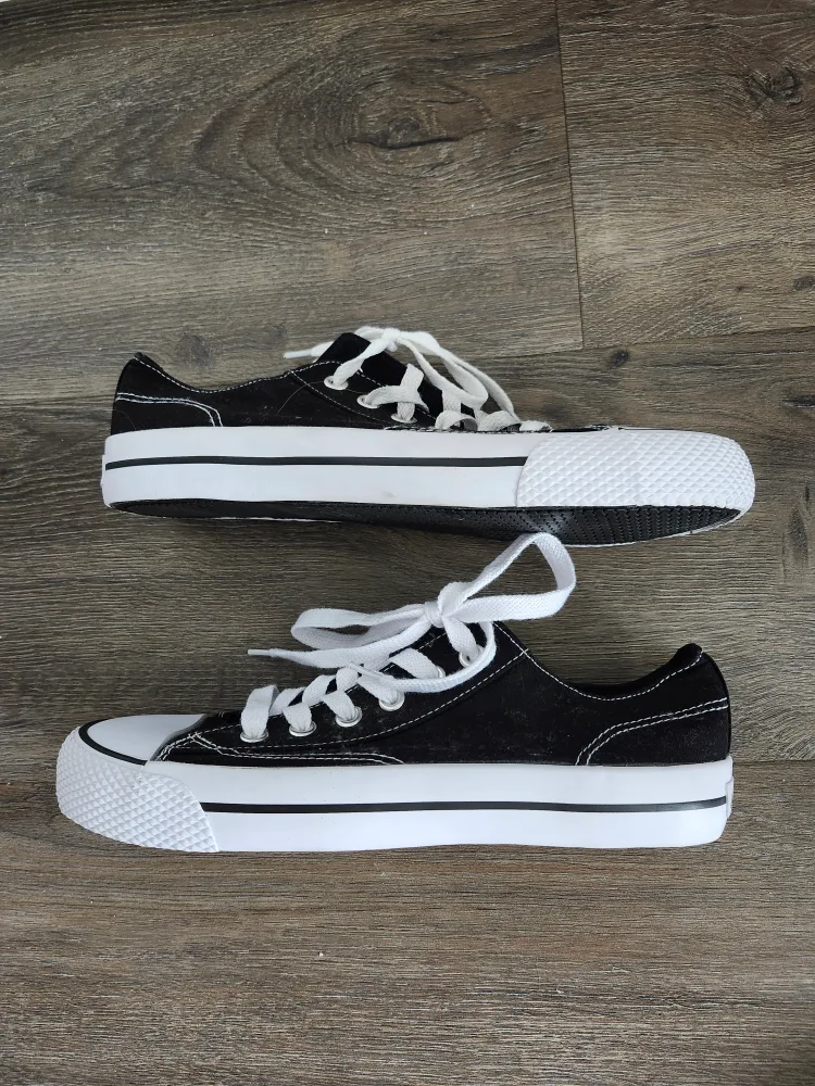 Airwalk Black Canvas Sneakers - Size 8 🥕 image indicator(2)