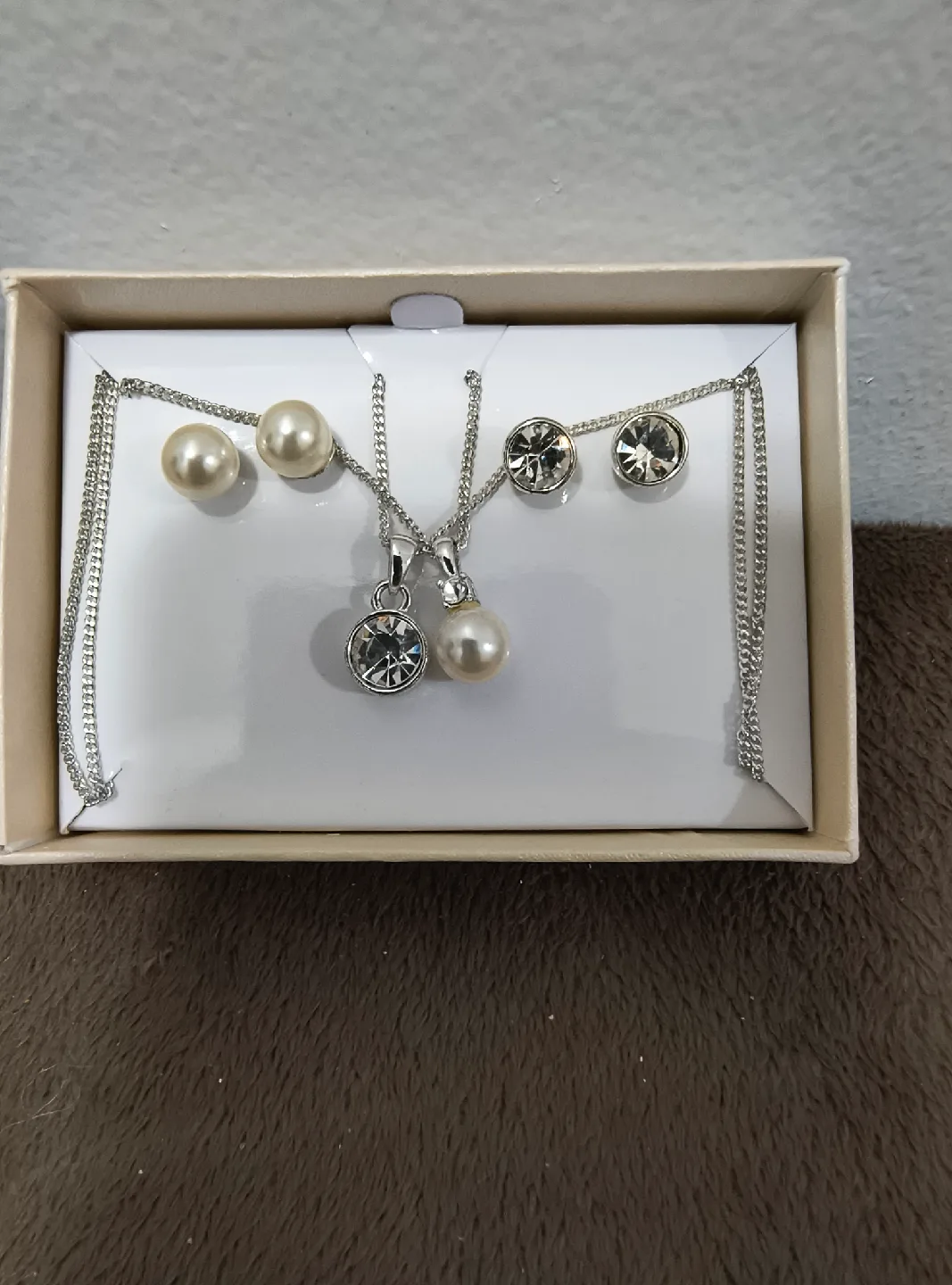 New Pearl & Crystal Necklaces & Earrings Set thumbnail