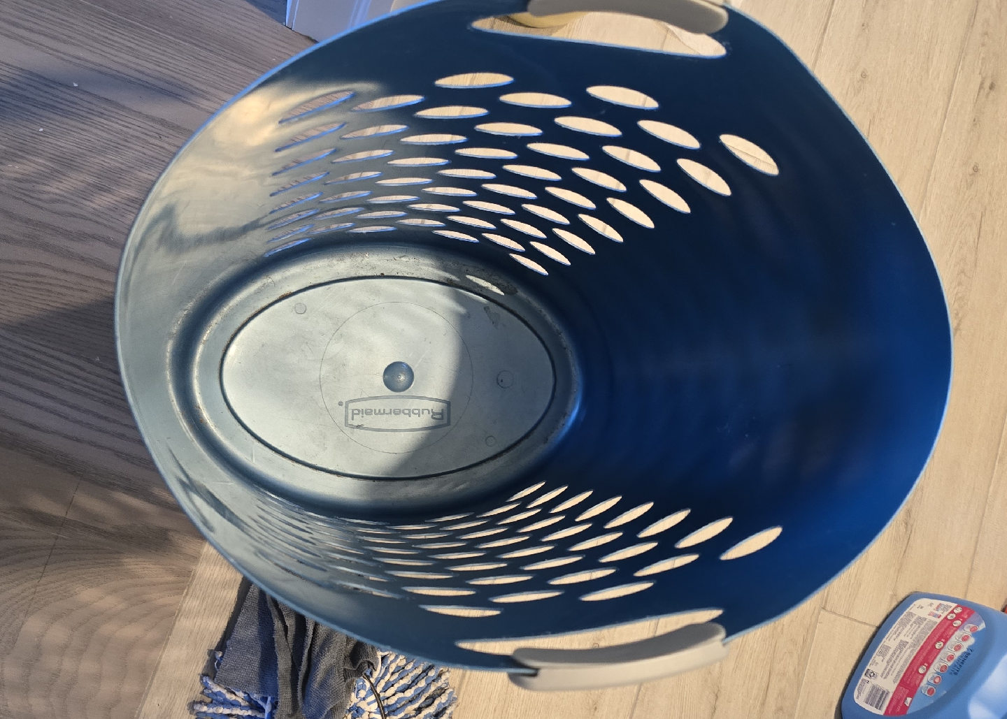 Rubbermaid Blue Laundry Basket - photo 2