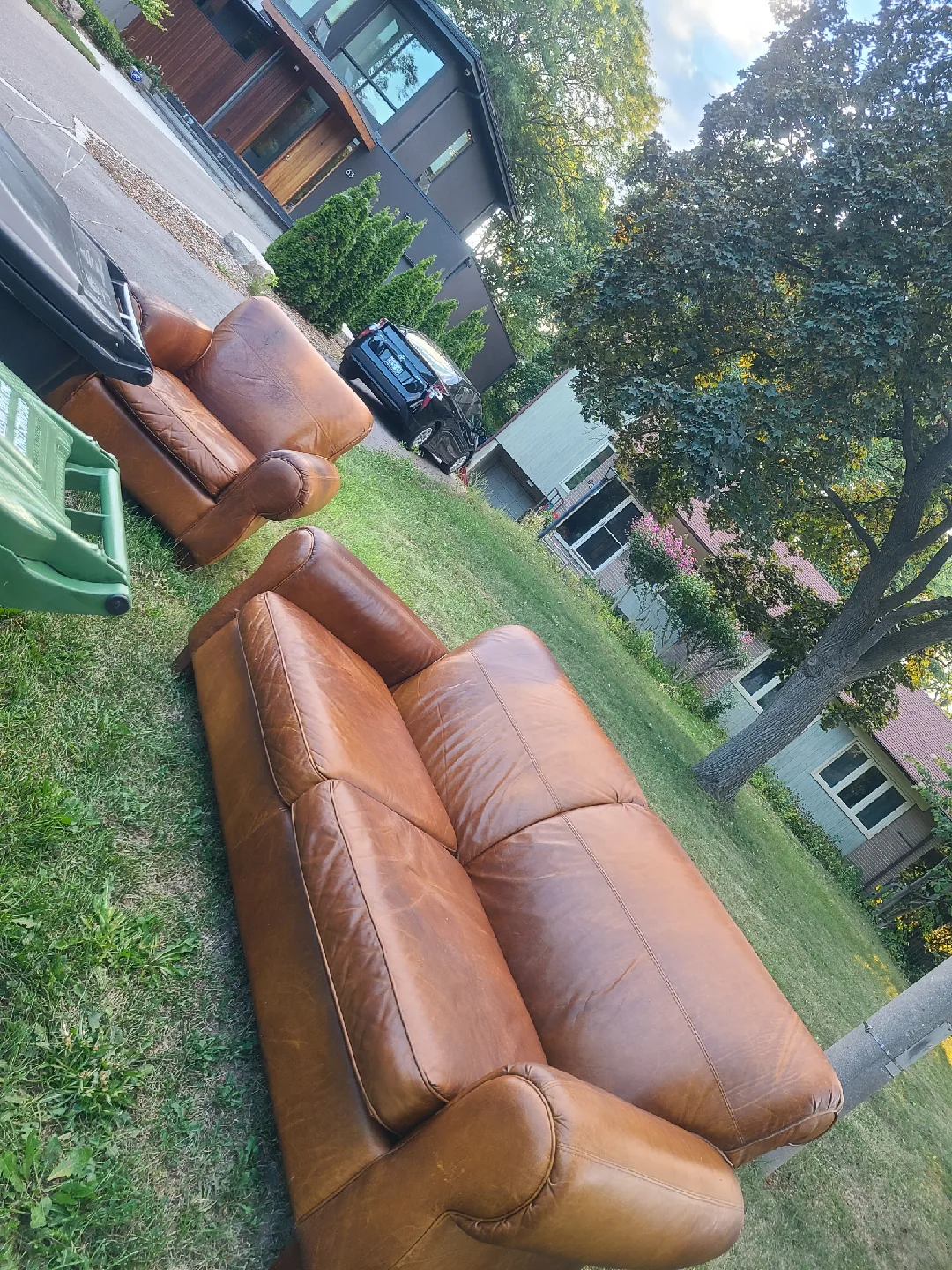 FREE Sofa Set-READ Ad. 🥕 thumbnail