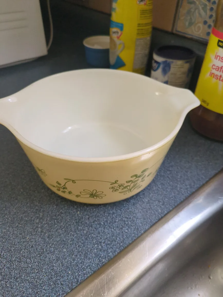 Pyrex 7 inch Mixing Bowl 🥕 thumbnail