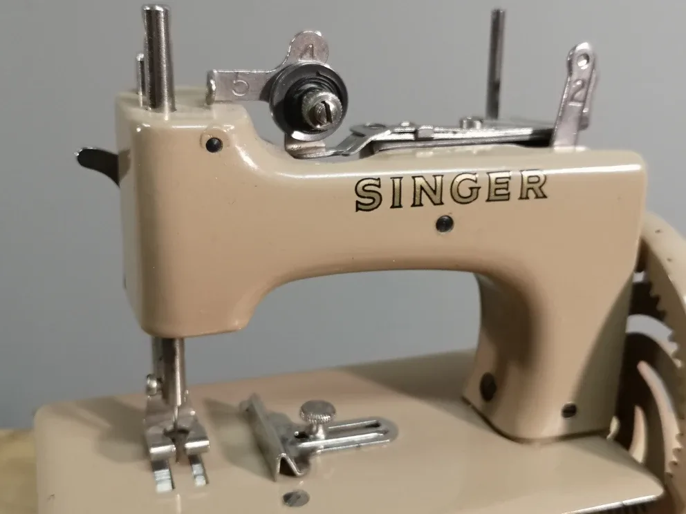 ⭐Singer Sewhandy Model 20 ~ Vintage Antique Sewing Machine image indicator(3)