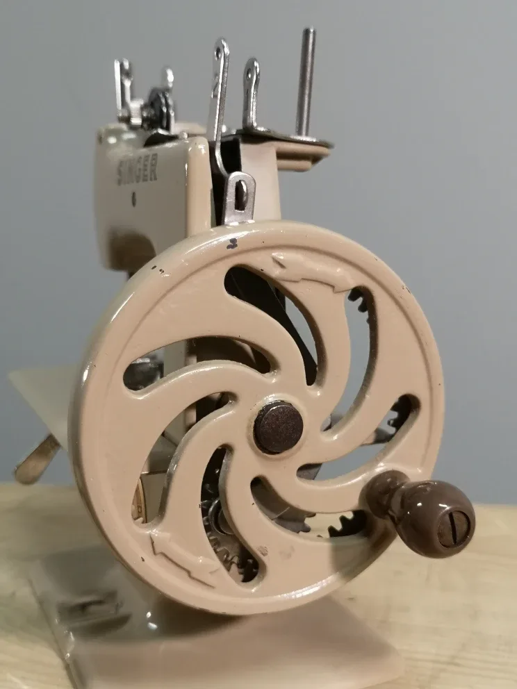 ⭐Singer Sewhandy Model 20 ~ Vintage Antique Sewing Machine image indicator(4)