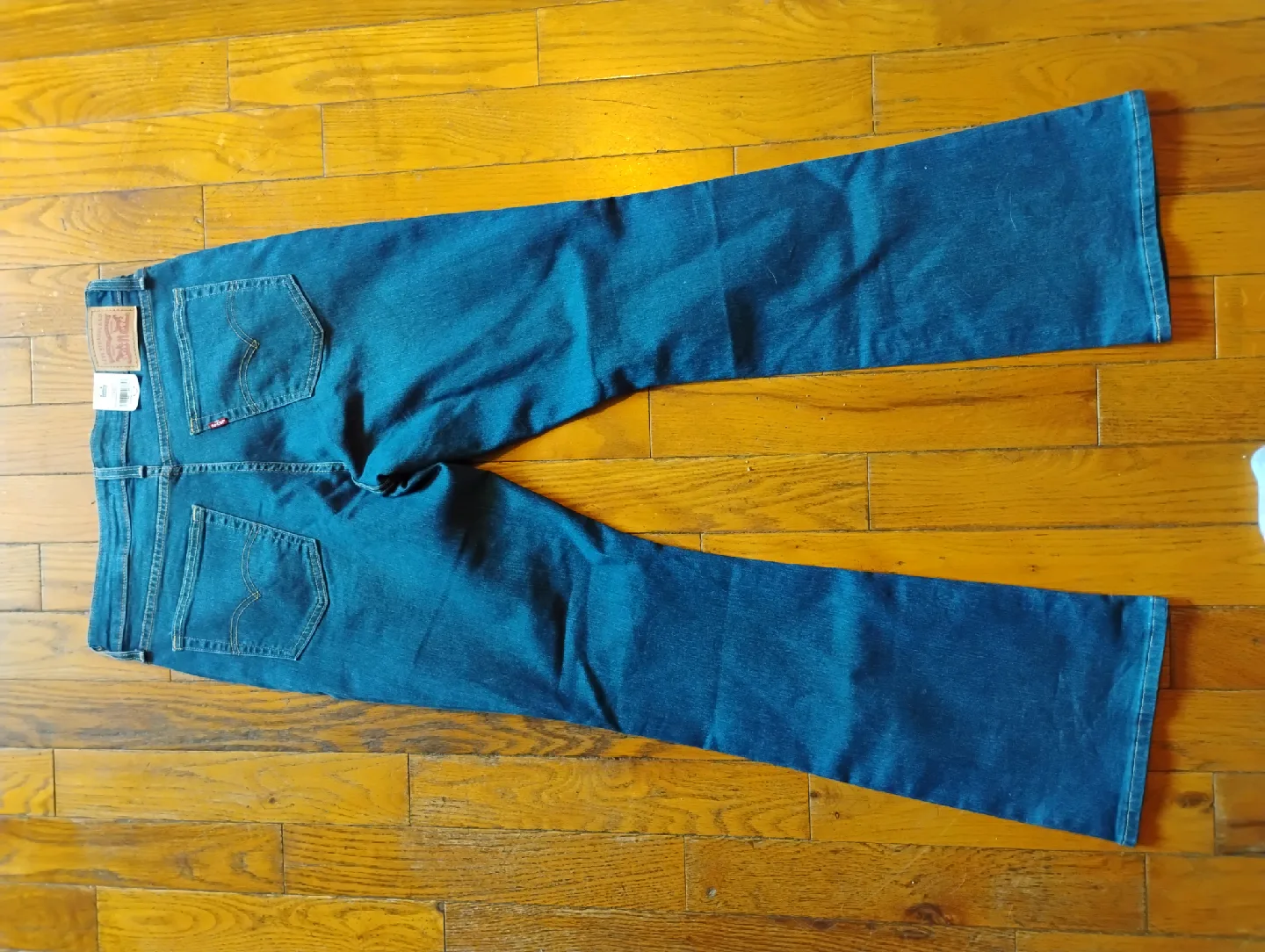 Levi's 725 High-Rise Bootcut Jeans - Size 32 image indicator(2)