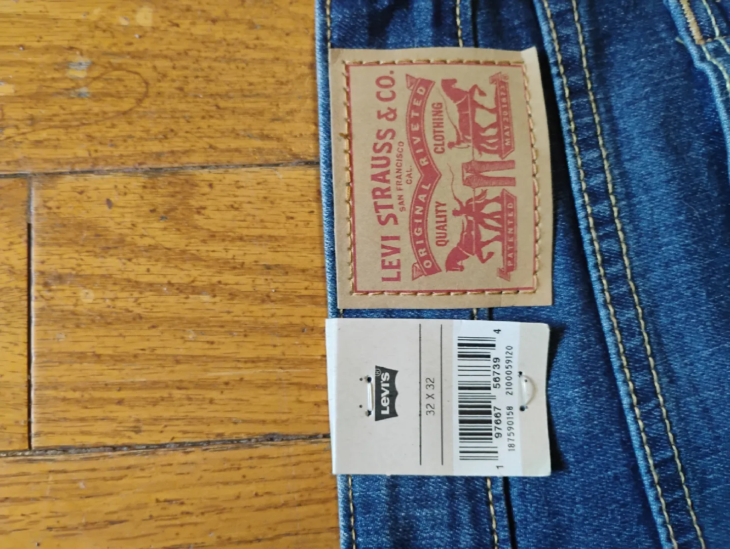 Levi's 725 High-Rise Bootcut Jeans - Size 32 image indicator(3)
