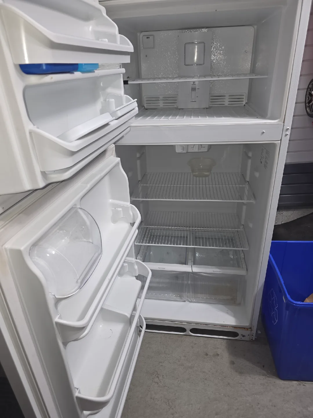White Top-Freezer Refrigerator image indicator(2)