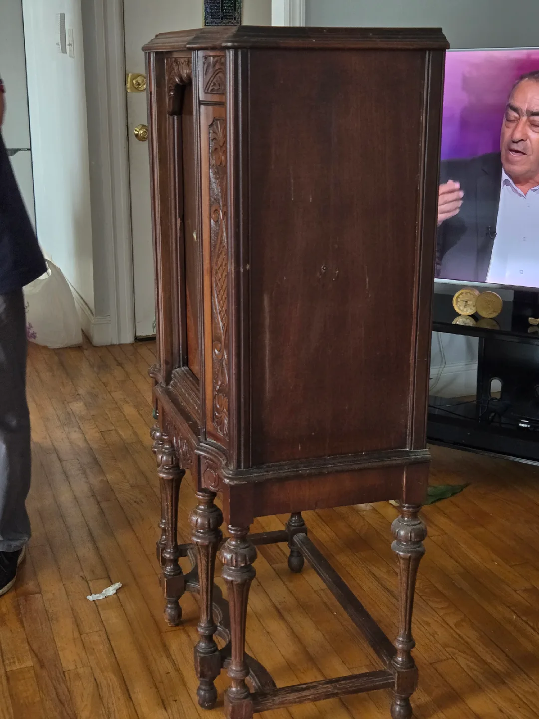 Antique Wooden Cabinet good condition image indicator(3)