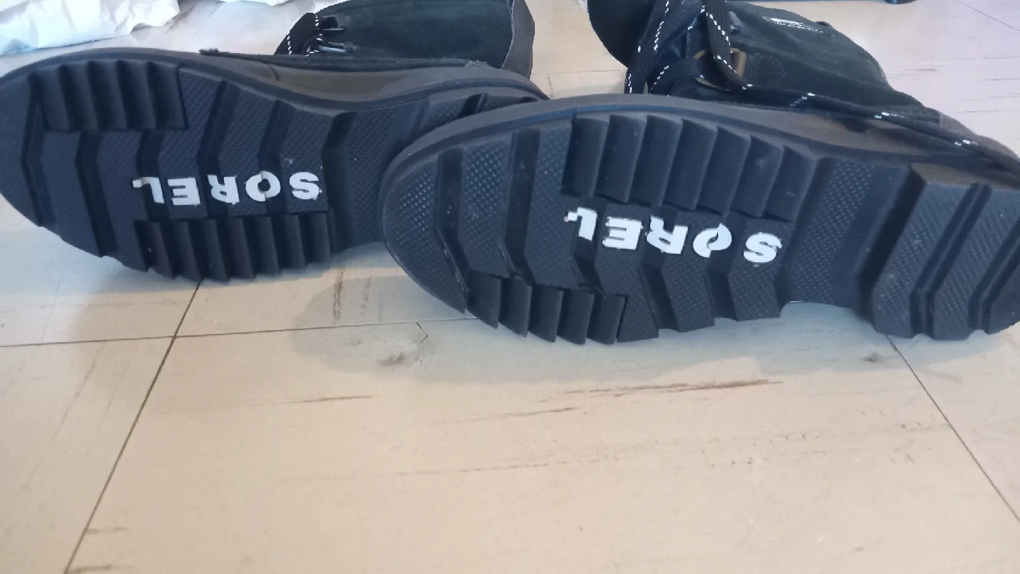 Woman's Sorel Black Winter Boots Size 9 1/2 image indicator(3)