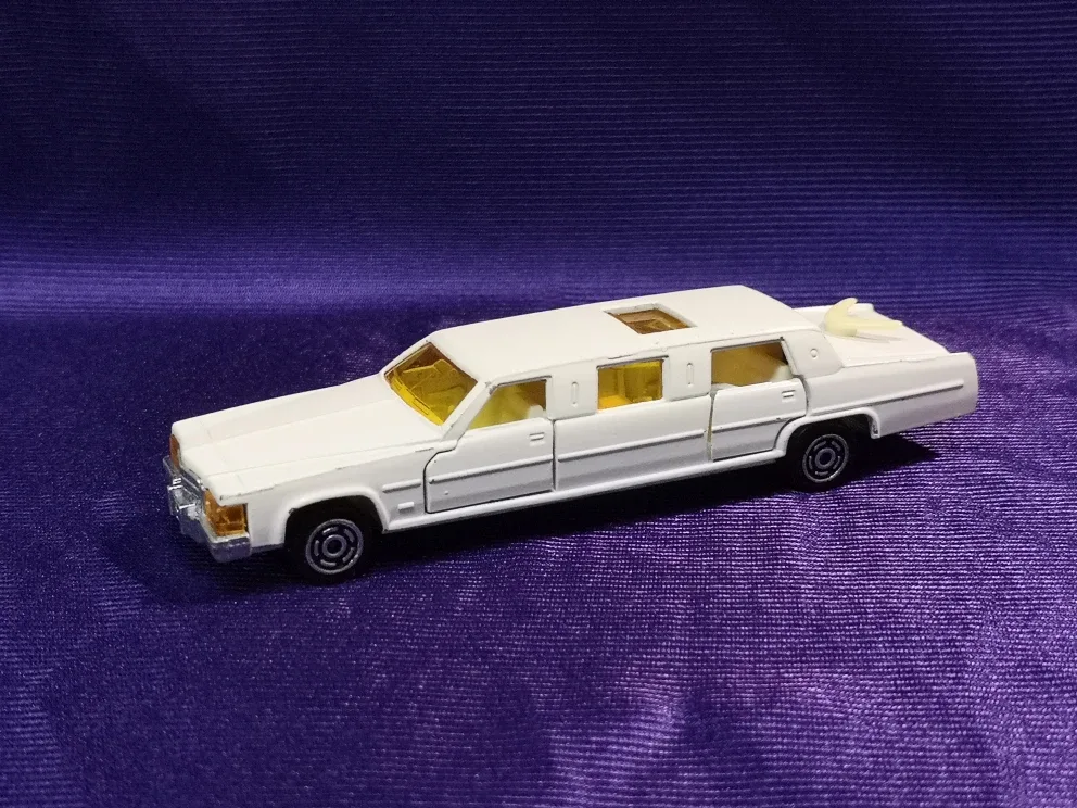 Majorette ~ Cadillac Limousine ~ White image indicator(2)