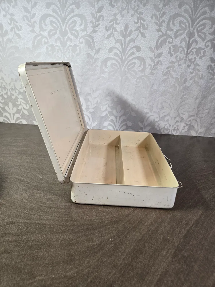 Vintage First Aid Kit image indicator(4)