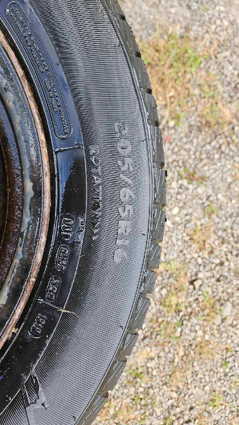 Motomaster Winter Edge 205/65R16 Tire image indicator(4)