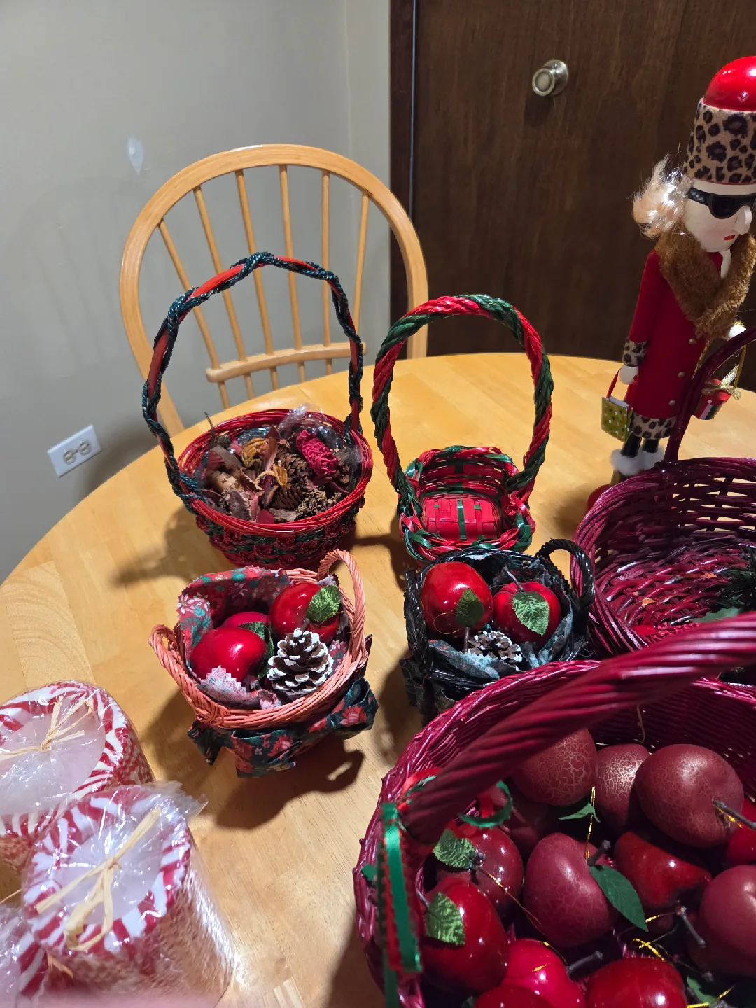 Holiday Baskets & Decorations image indicator(2)