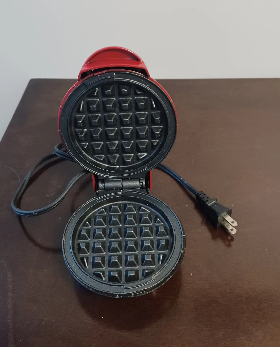 Dash Mini Waffle Maker - Red image indicator(2)