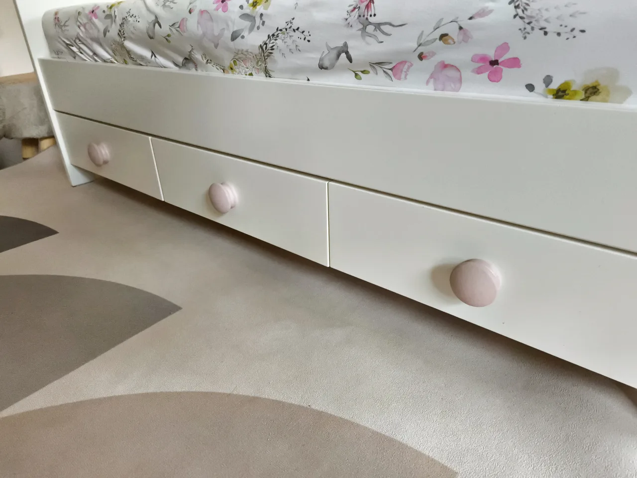 White Baby Crib with Storage Drawers image indicator(4)