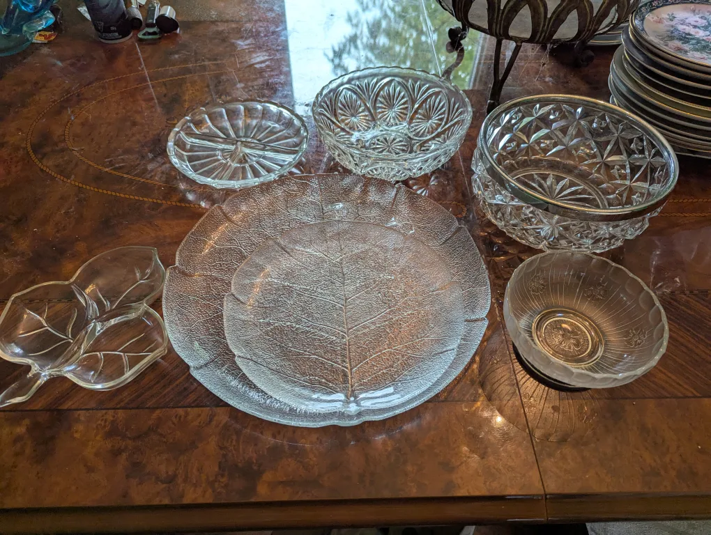 Leaf-shaped Glass Plates & Crystal Bowls thumbnail