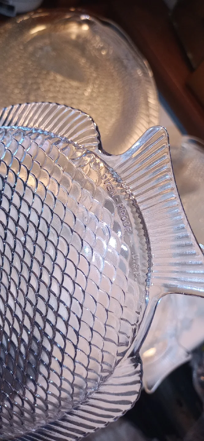 1980s Fish Serving and Dinner Plates. image indicator(5)