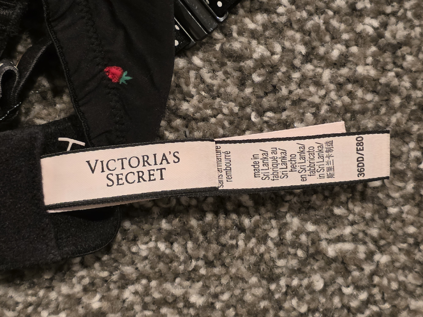 Victoria's Secret Bra - 36DD - Strawberry Print - photo 4