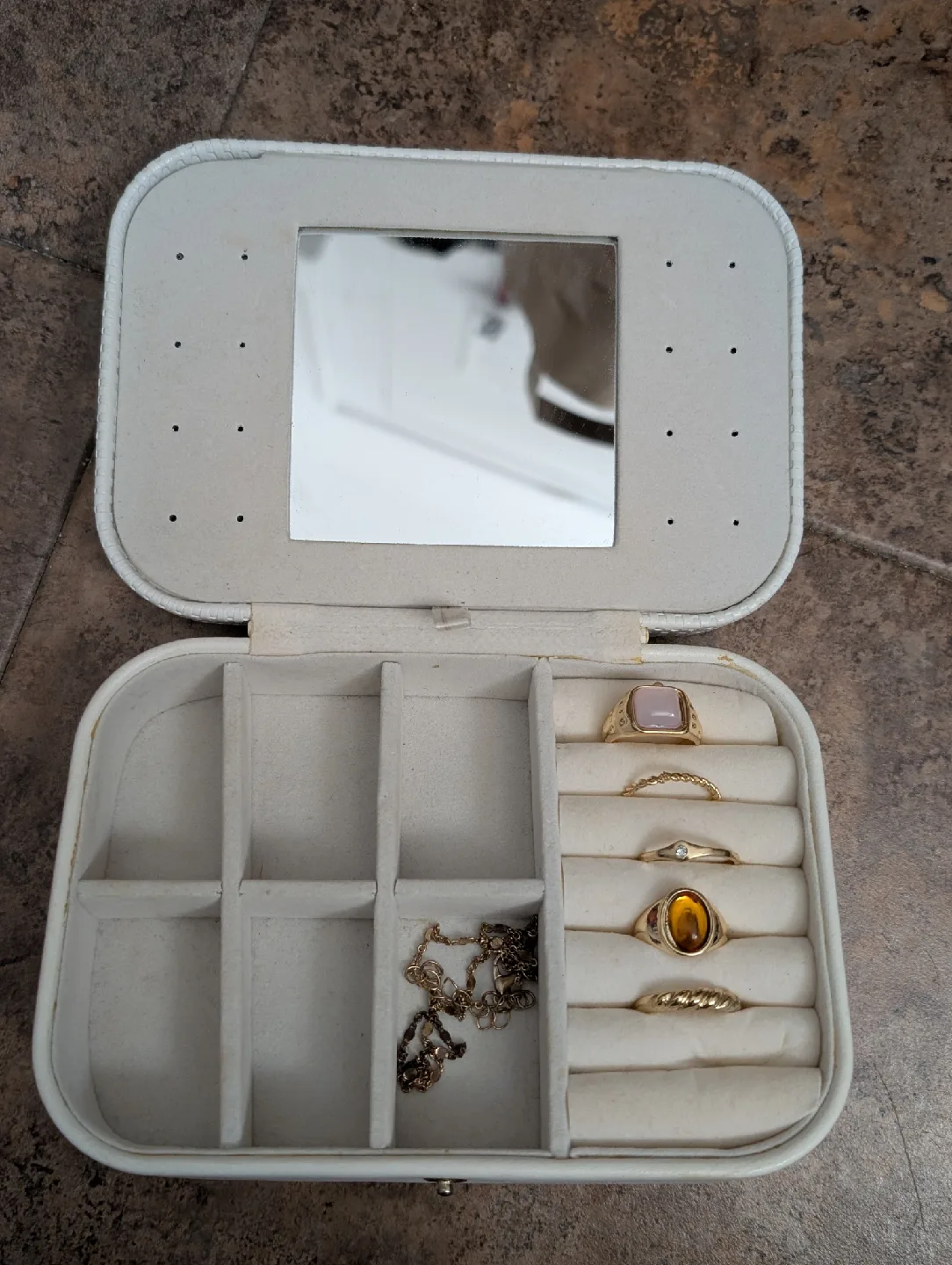 Vlando White Jewelry Box with Rings thumbnail