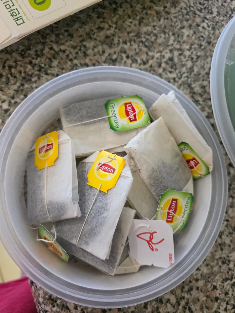 Assorted green tea and black tea teabags thumbnail