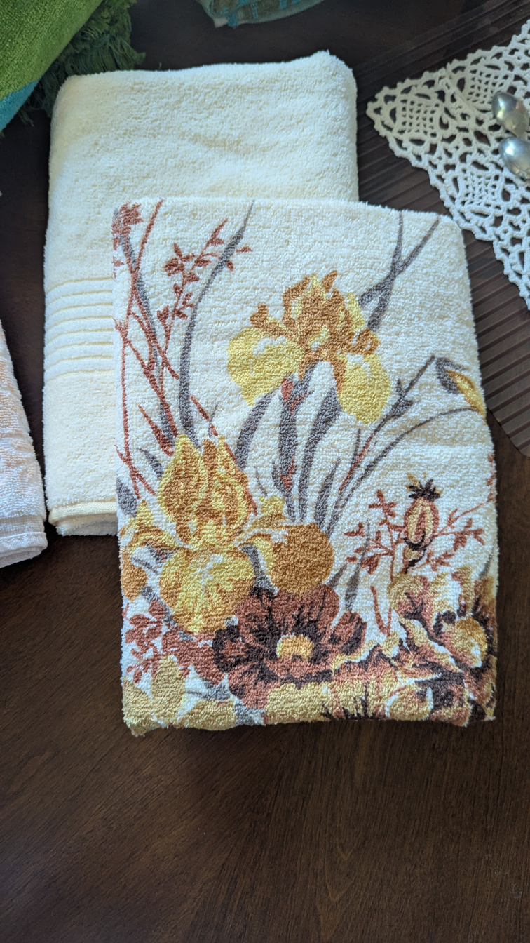 Assorted Sets of Vintage Towels - photo 2