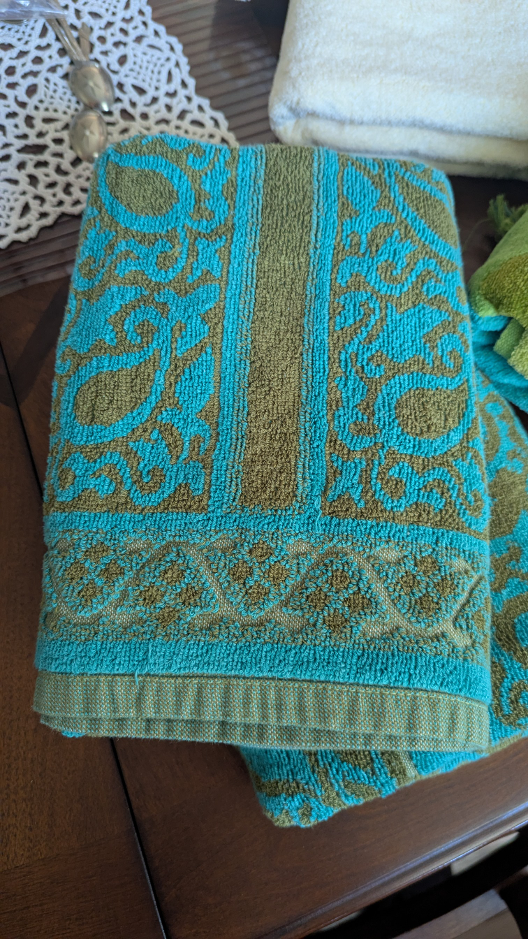 Assorted Sets of Vintage Towels - photo 5