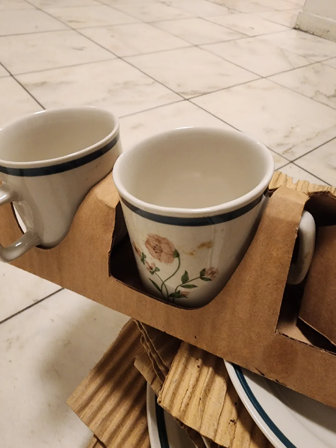 20-Piece Stoneware Dining Set with Floral Design image indicator(10)