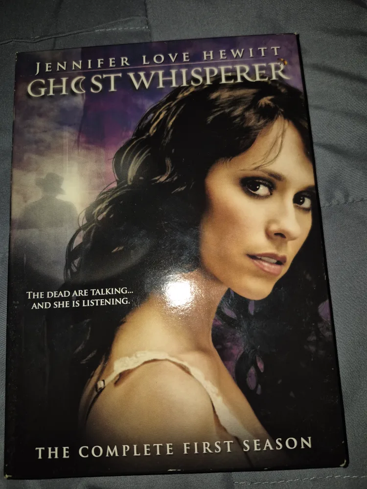 Ghost Whisperer: The Complete First Season DVD Set thumbnail