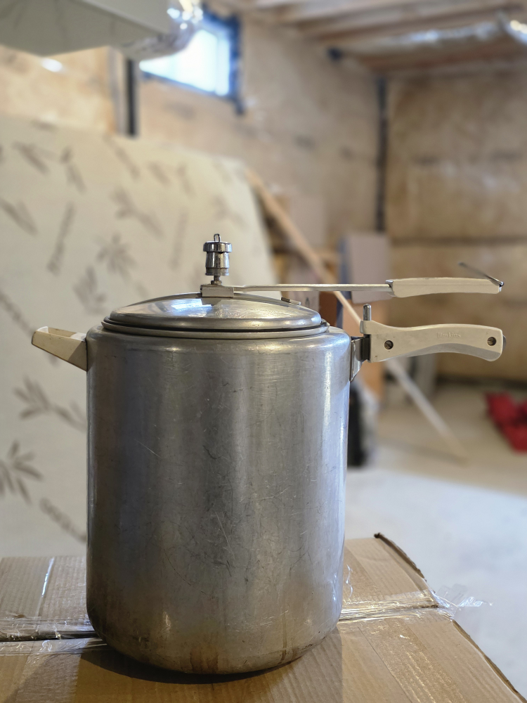 Vintage Hawkins Pressure Cooker - photo 3