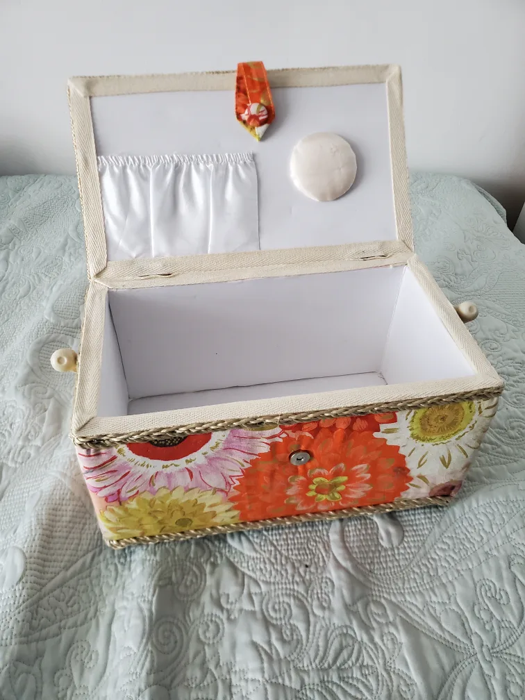 Floral Patterned Sewing Box image indicator(2)