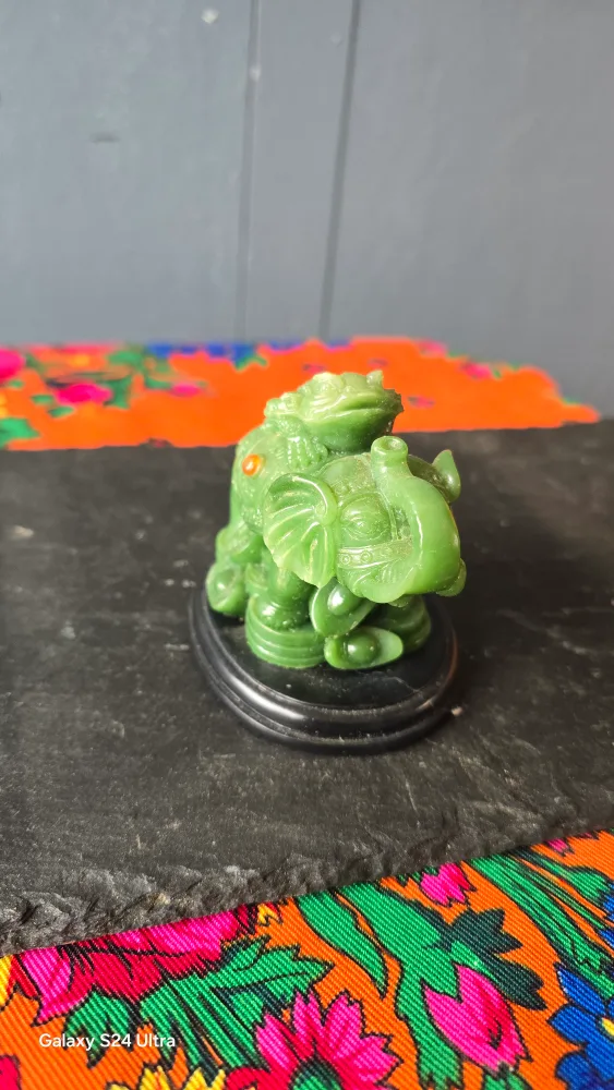 Green Jade Elephant & Toad Figurine image indicator(2)