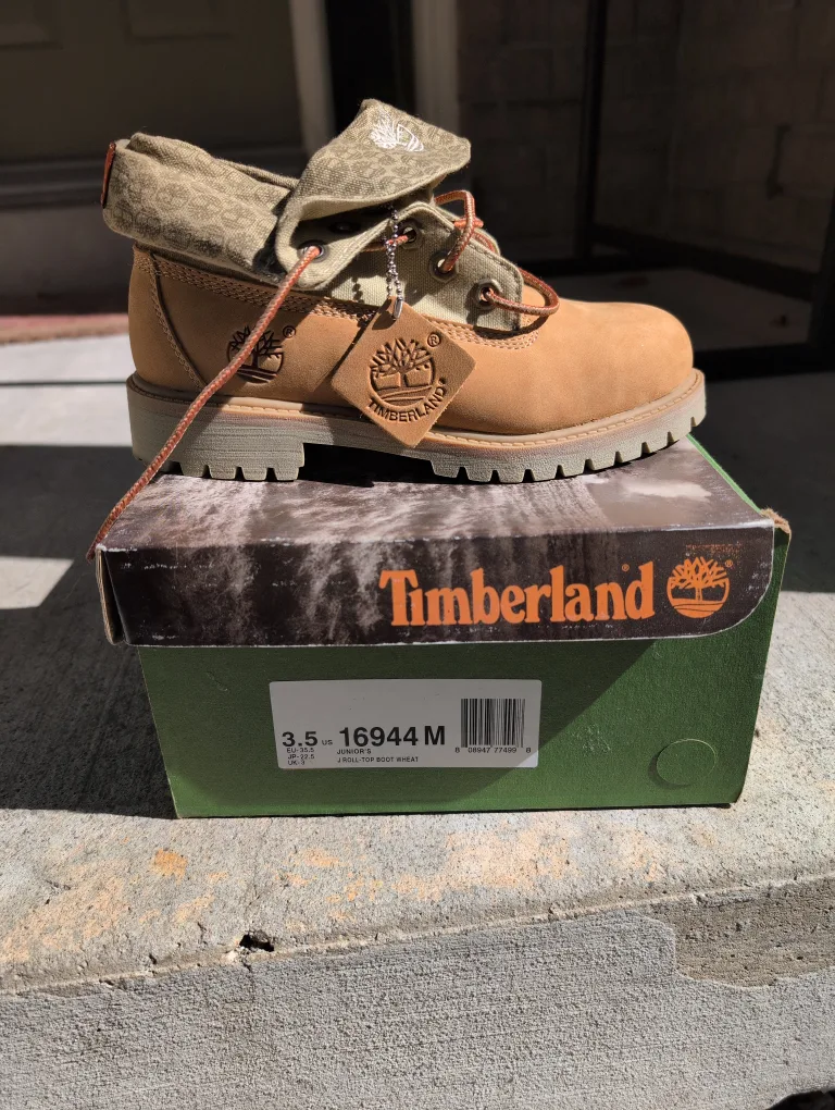 Timberland Roll-Top Wheat Boots - Size 3.5. Vintage Style thumbnail