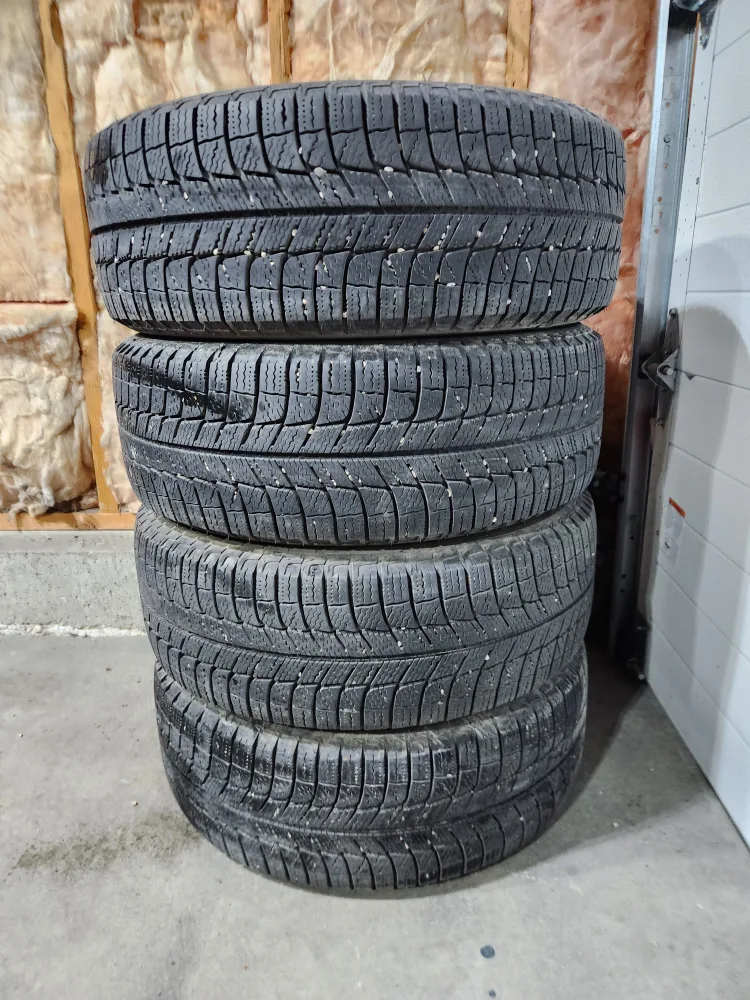 (4)-205/55R16 Michelin X-Ice Winter Tires image indicator(4)