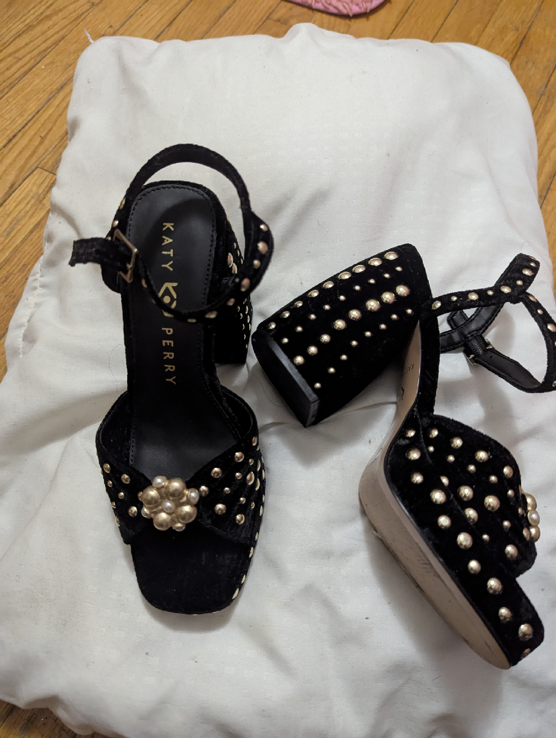 Katy Perry Black Velvet Heels - photo 3