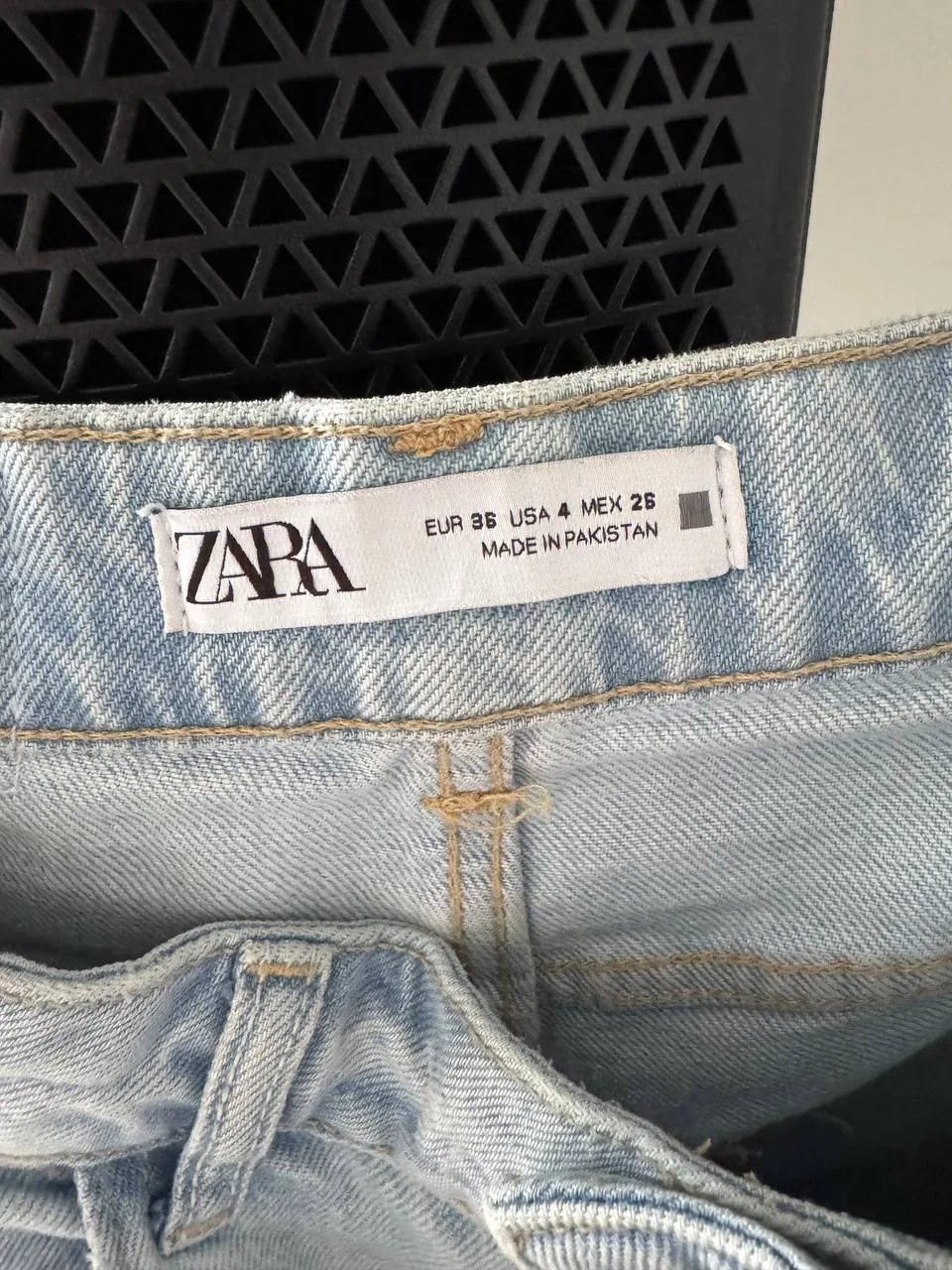 Zara Light Wash Denim Jeans - Size 36🥕 image indicator(2)