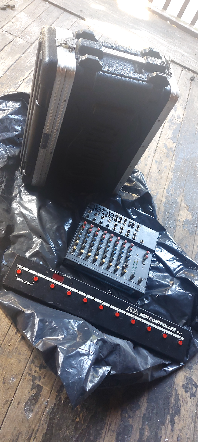 Mackie Mixer,Gator Case with SWR SM-400 Bass Amp, other - photo 2
