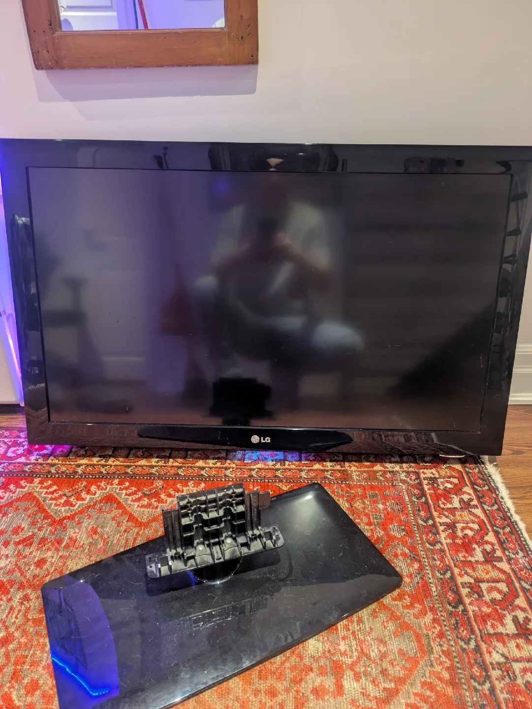LG TV with stand image indicator(2)