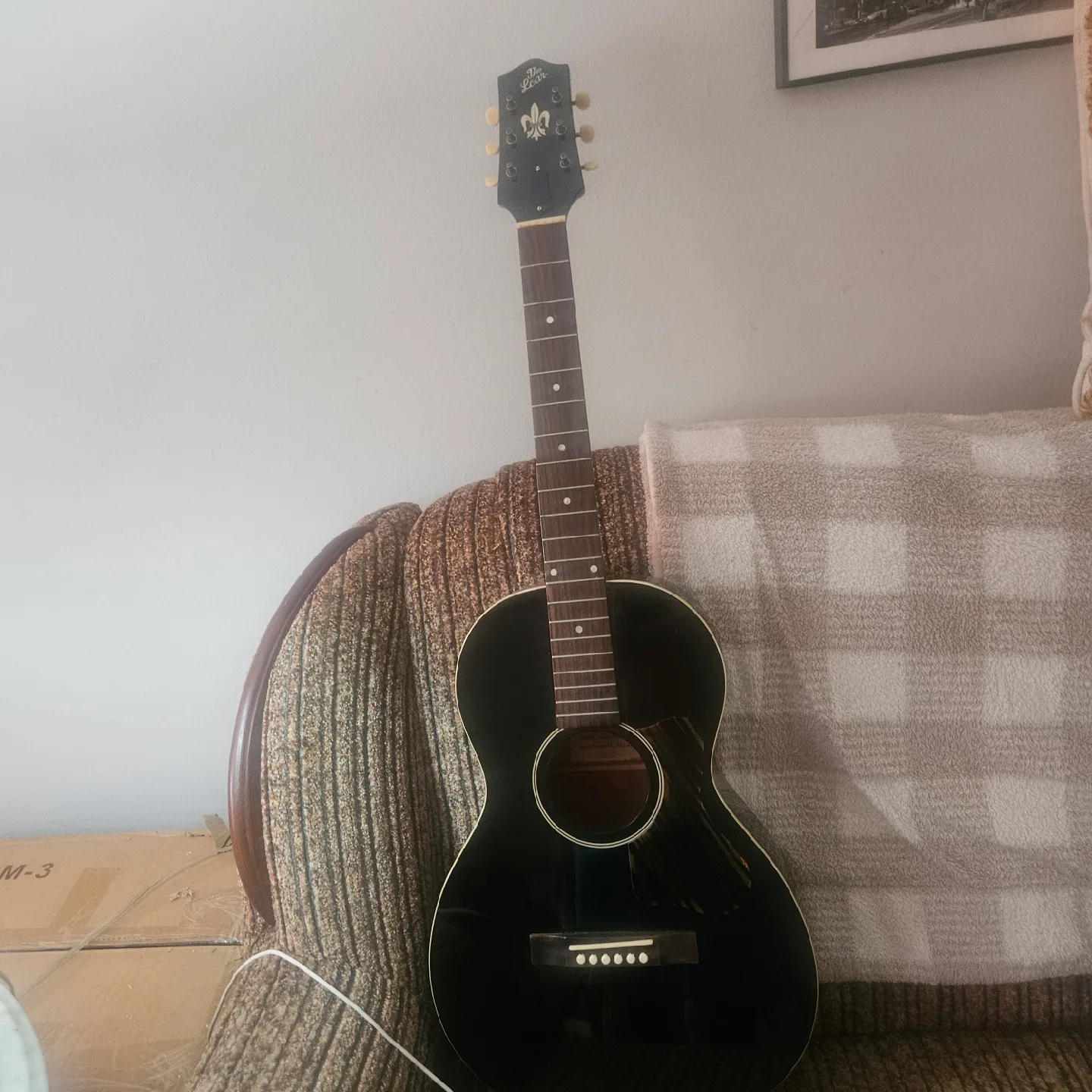 La Loar Acoustic Guitar  Classic. image indicator(2)