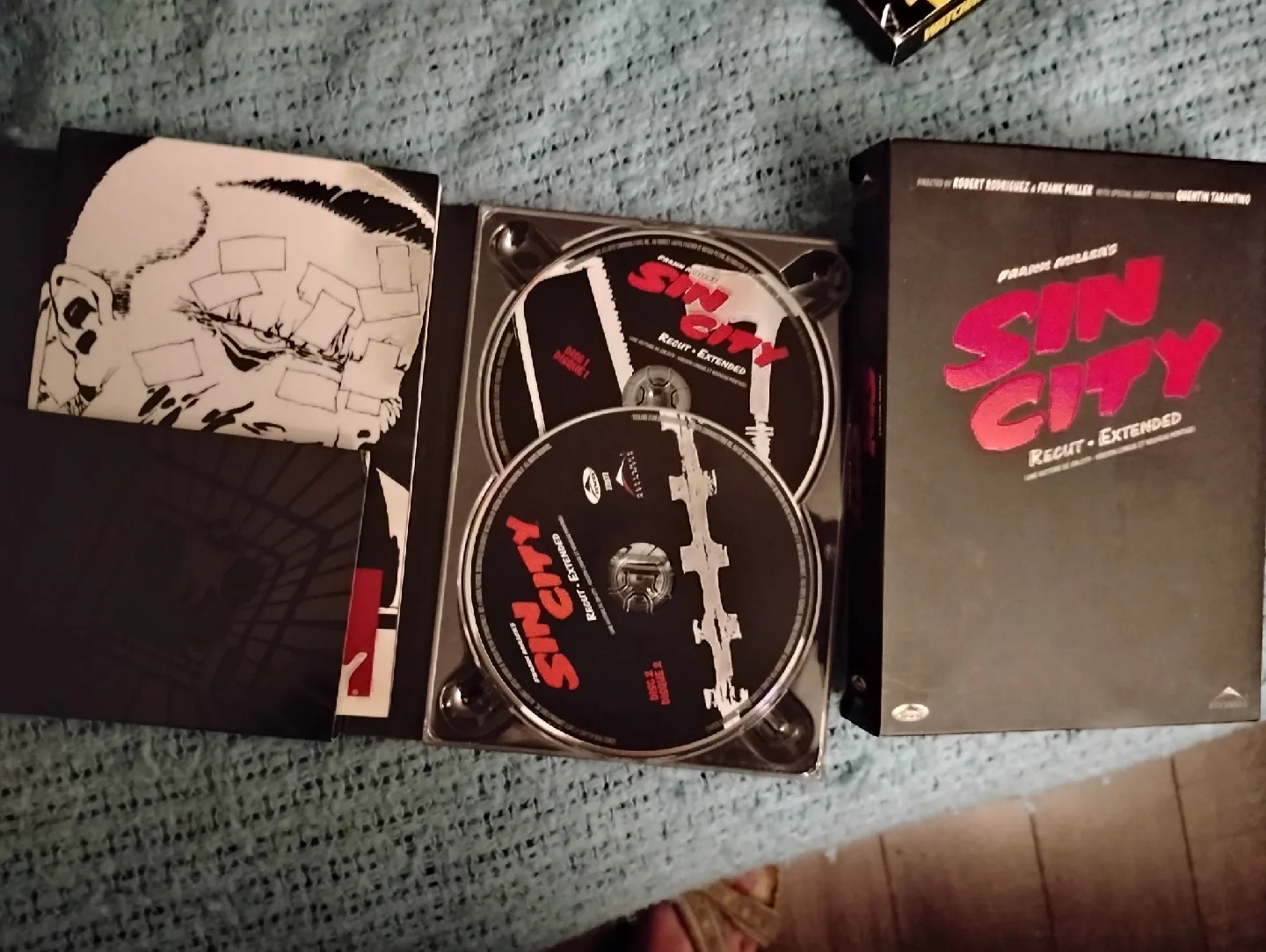DVD: SIN CITY, RECUT AND EXTENDED VERSION, INCLUDES BOOK image indicator(2)