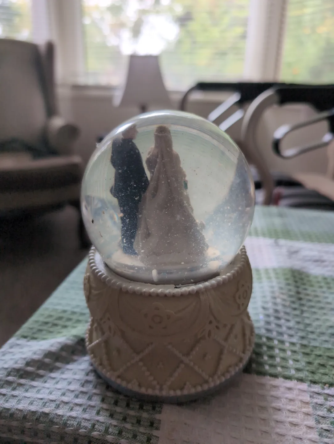 Wedding Couple Snow Globe image indicator(2)